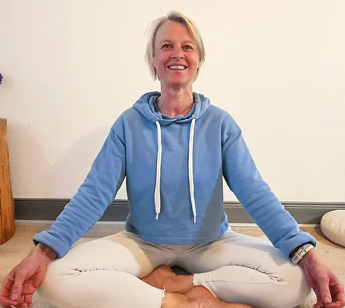 Dr. Tenna Dahl im Meditationssitz, Kundalini-Yoga-Gruppenkurse in Kiel und Honigsee